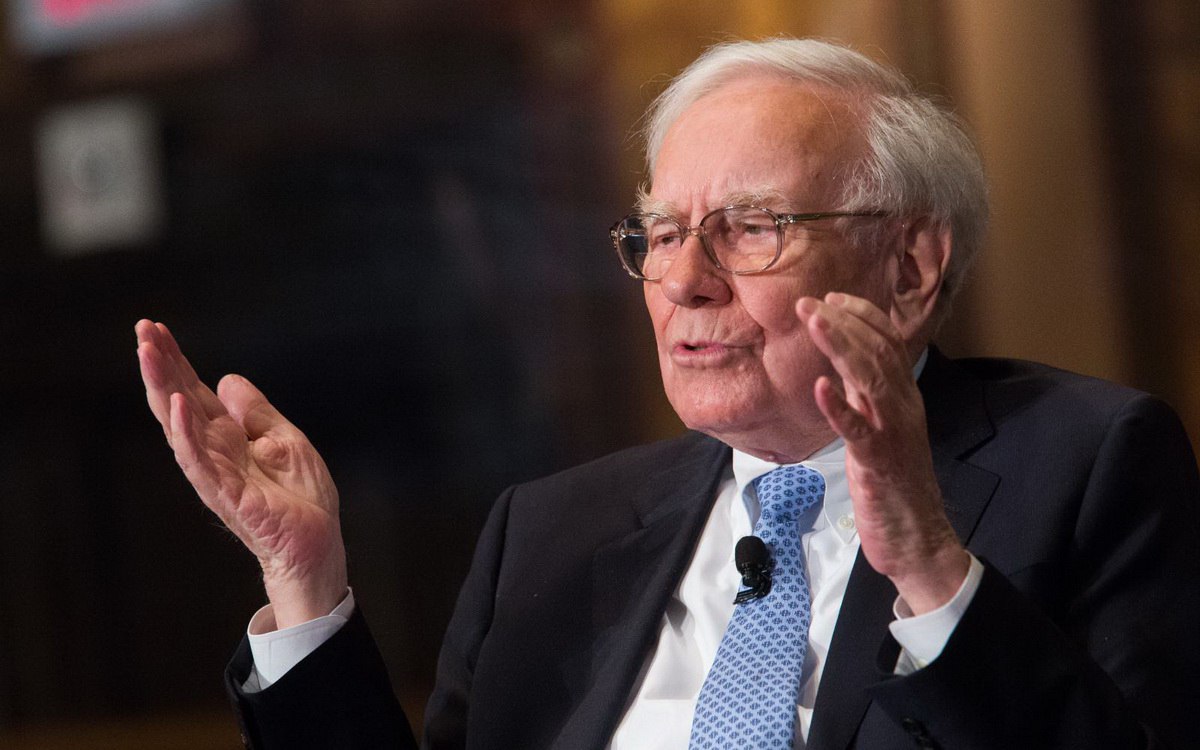 Berkshire Hathaway Уоррена Баффетта продолжает увеличивать вложения в японские торговые дома сого сёся Холдинг Баффета нарастил долю в японском торговом доме Mitsui до более чем 10 голосующих акций и может рассмотреть возможность дальнейшего увеличения пакета акций компании сообщил Bloomberg   По данным агентства по состоянию на март 2025 года американская компания владела 9 82 акций Mitsui После этой новости акции Mitsui на торгах в Токио в понедельник 22 сентября прибавили 2 2 Акции других японских торговых домов Mitsubishi Itochu Marubeni и Sumitomo также подорожали   Уоррен Баффетт впервые сообщил об инвестициях в пять крупнейших японских торговых домов которые также называют сого сёся в 2020 году Изначально Berkshire Hathaway планировала сохранять долю в компаниях ниже 10 Однако позднее в холдинге договорились с японскими торговыми домами о повышении потолка инвестиций выше 10 В конце весны Уоррен Баффетт заявил что его холдинг планирует сохранять вложения в акции японских домов минимум 50 лет Подробнее Уоррен Баффетт увеличил вложения в сого сёся из Японии Подписаться на Сам ты инвестор