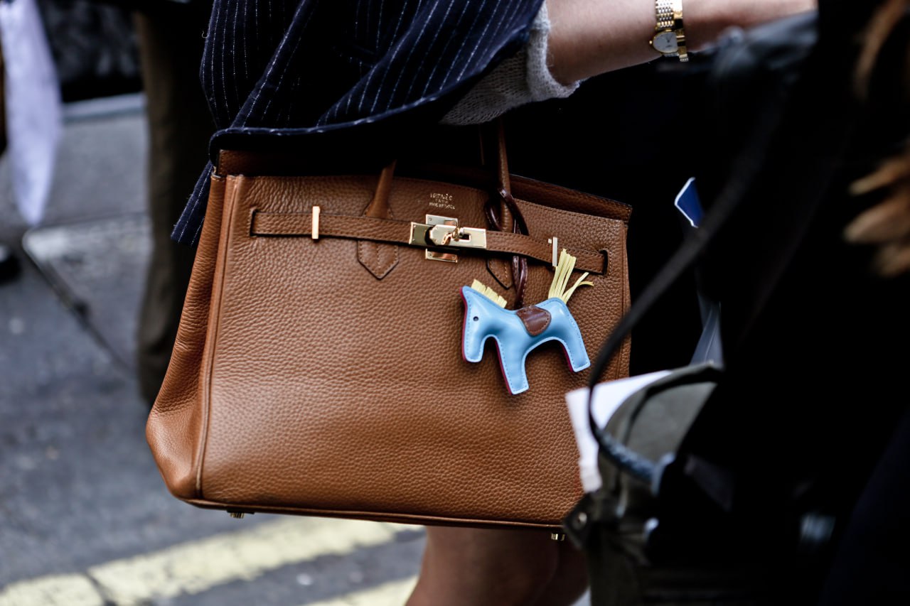 Сумка Hermes Birkin доходнее S&P 500 Сумка Hermes Birkin продемонстрировала доходность выше, чем фондовый рынок. С 1980 по 2015 год ее стоимость росла в среднем на 14,2% в год, тогда как индекс S&P 500 приносил инвесторам лишь 9,8%. Наибольший рост показали редкие лимитированные модели, которые стали объектом коллекционирования. Аналитики рынка предметов роскоши отмечают, что Hermes Birkin остается одним из самых стабильных активов. По их мнению, ограниченный выпуск и высокий спрос со стороны состоятельных покупателей создают условия для долгосрочного роста цен. В отличие от акций, стоимость сумки меньше зависит от экономических кризисов, что делает ее привлекательной альтернативой традиционным инвестициям. Пока инвесторы нервно следят за котировками, владельцы Birkin спокойно пьют шампанское — их портфель висит на плече