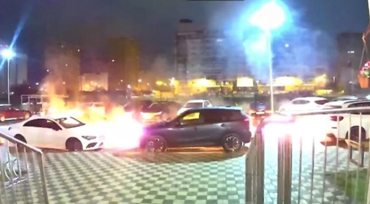 Двое парней в Липецке пытались сжечь автомобили на улице Минская     ЧП произошло в Липецке на улице Минская у дома 4б. Двое парней с емкостями в руках начали поливать дорогу воспламеняющейся жидкостью.  ↗  Прислать новость   Подписаться
