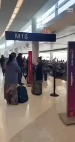 Индийские пассажиры массово бронируют инвалидные коляски для приоритетной посадки