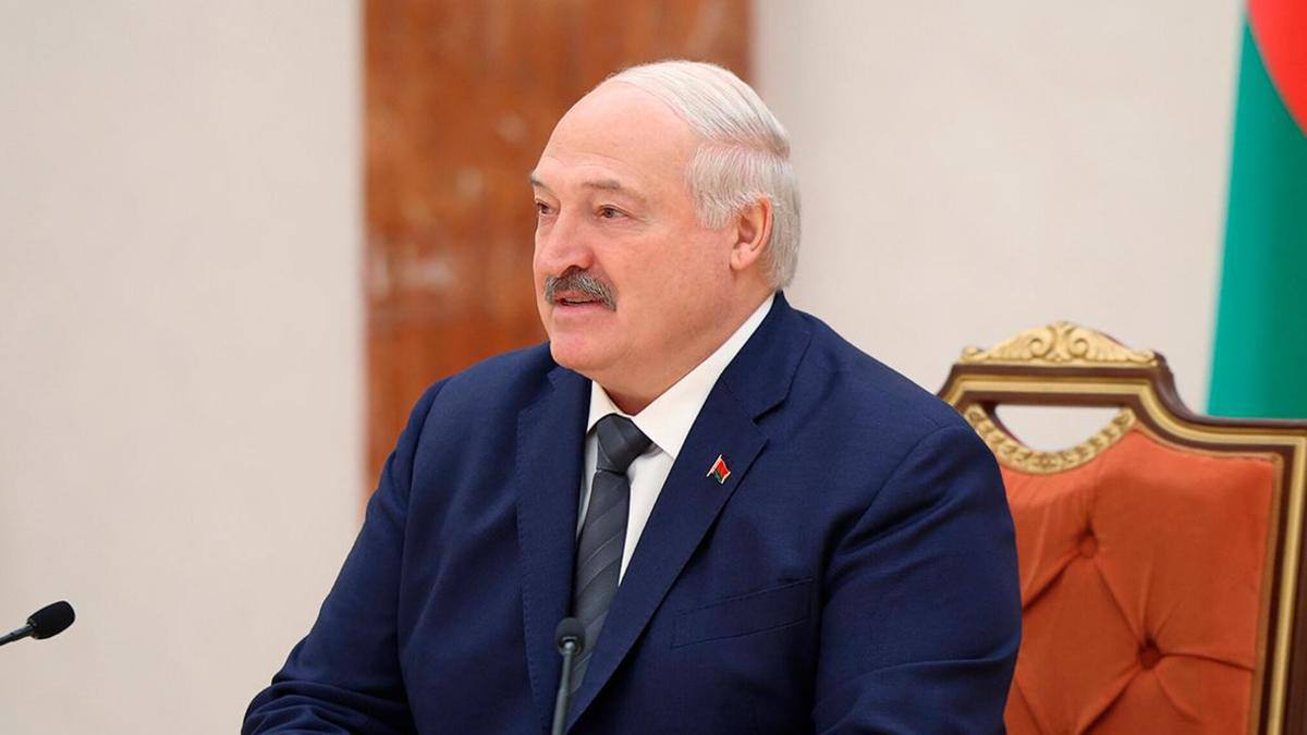 Президент Белоруссии Александр Лукашенко заявил о необходимости выжить в условиях передела мира Его слова передает БелТА Эти заявления глава государства сделал во время рабочей поездки в Гомельскую область Мир переделить хотят Нам некуда деваться Нам надо выжить Он также указал на необходимость развивать районы области в том числе Полесье чтобы не ходить в лаптях Картина дня в телеграм канале РБК