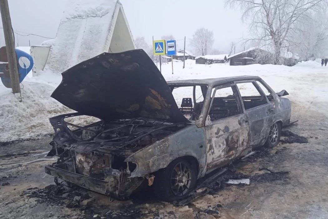 В селе Усть-Нем  Усть-Куломский район  на улице Совхозной загорелся легковой автомобиль.   К сожалению, не обошлось без пострадавших. Во время тушения пожара травмы получил 32-летний мужчина.   Огонь успел охватить шесть квадратных метров автомобиля, прежде чем спасателям удалось его потушить. Предварительная версия — неисправность транспортного средства.