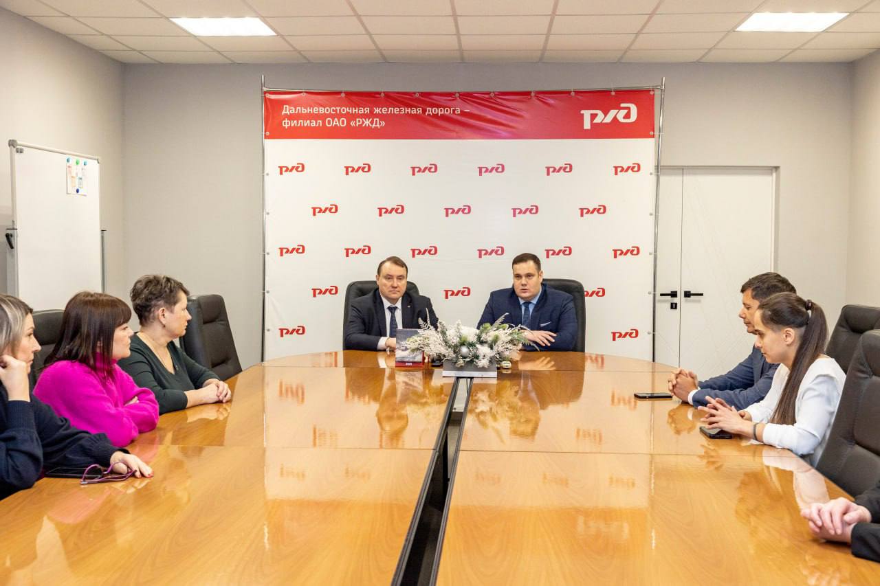 Развиваем сотрудничество с малым и средним бизнесом 25 декабря состоялась рабочая встреча руководителей Дальневосточной железной дороги и Хабаровского регионального отделения общественной организации ОПОРА РОССИИ В ходе мероприятия заместитель начальника ДВЖД Виктор Демьянко и председатель ХРО ОПОРА РОССИИ Сергей Мазунин подписали план совместных мероприятий по вопросам взаимодействия на 2025 2027 годы Документ подразумевает дальнейшее поэтапное развитие сотрудничества железнодорожников и представителей малого и среднего предпринимательства Благодаря партнерству мы сможем улучшить логистику и обеспечить спрос на грузоперевозки Уверен что совместная работа позволит нам достичь значительных результатов и повысить конкурентоспособность предприятий МСП Дальнего Востока на внутрироссийском и внешнем рынках отметил в ходе подписания Виктор Демьянко