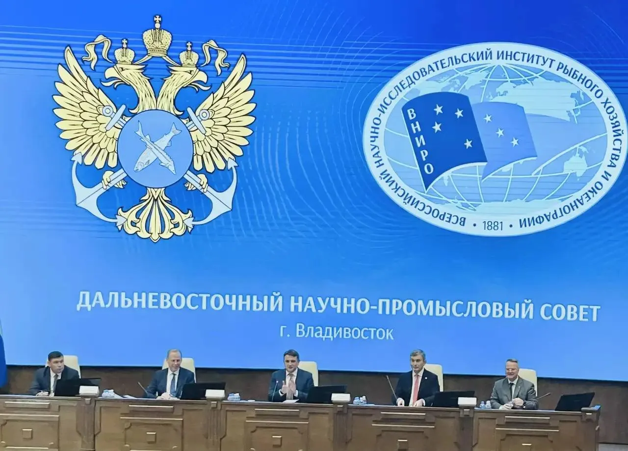 Во Владивостоке прошло заседание Дальневосточного научно промыслового совета под председательством руководителя Росрыболовства Ильи Шестакова Повестка была посвящена итогам минтаевой путины сезона А обсуждению стратегии лососевой путины а также промыслу сайры запасы которой в ближайшем будущем могут увеличиться В прошлом году был рекордный вылов минтая 2 2 млн тонн На будущее у нас хороший прогноз по иваси и сайре Нужно эти промыслы осваивать Очень важно чтобы все рыбаки сорганизовались и вышли на этот промысел Предприятия уже сейчас начали модернизировать свои суда и готовиться к промыслу сайры Мы это делаем заранее По прогнозам нашей науки сайра подойдет в нашу экономическую зону вылов может составлять сотни тысяч тонн рассказал глава Росрыболовства Илья Шестаков Руководитель Федерального агентства по рыболовству также поручил ВНИРО вплотную заняться изучением запасов сельди иваси отметил что необходимо заранее проводить штабы по обсуждению добычи этой рыбы На сегодняшний день основная путина на Дальнем Востоке минтаевая Она обеспечивает больше 40 вылова Если говорить об общем допустимом улове ОДУ минтая то в 2026 году в сезон А освоено 75 9 ОДУ На сезон Б его остаток будет равен 244 4 тыс тонн В ходе минтаевой путины 2026 года в сезон А в Охотском море средний суточный вылов составил 7 7 тыс тонн тогда как в 2025 году он составлял 8 5 тыс тонн Заместитель директора руководитель Тихоокеанского филиала ВНИРО Алексей Байталюк объяснил что снижение вылова закономерное явление Климатические изменения мешали промыслу и будут влиять на него в будущем году Мы возвращаемся к циркуляции воздушных масс изменению температуры течений которые аналогичны 1990 м годам когда путина была сложной пояснил ученый Кроме того страдает базовый параметр который определяет успех путины ледовитость В этом году льда минимум в истории наблюдений было всего 1 2 таких случая Потепление температуры воздуха и воды Охотского моря негативно сказывается на воспроизводстве рыбы привыкшей к более холодным условиям Тем не менее изменение основный вылов по минтаю дает северо охотоморская популяция Согласно прогнозам она сохранит лидирующие позиции и в будущем какие бы изменения не происходили О стратегии и принципах регулирования промысла тихоокеанских лососей в Дальневосточном рыбохозяйственном бассейне рассказал директор ВНИРО Кирилл Колончин Общий прогноз вылова тихоокеанских лососей на 2026 году установлен в объеме 227 тыс тонн сообщил он Величина ниже прошлых лет отражает тренд снижения запасов который начался в 2020 году В 2026 году в Дальневосточном рыбохозяйственном бассейне картину промысла традиционно будет определять горбуша Ее вклад в суммарный объем вылова тихоокеанских лососей составит 47 или 107 тыс тонн в весовом исчислении Для кеты нерки и кижуча прогноз добычи ожидается на уровне 31 17 и 5 или 71 38 и 11 тыс тонн соответственно Лидером по объему добычи тихоокеанских лососей останется Камчатский край на второе место выйдет Хабаровский край он оттеснит Сахалинскую область на третье место Минимальные уловы будут на Чукотке В преддверии лососевой путины наука для каждого дальневосточного региона подготовила рекомендации Как пример в Камчатском крае старт путине будет дан 1 июня на реке Камчатке и 4 июня в Камчатском заливе будут действовать определенные ограничения и запреты Рекомендации по стратегиям разработаны для всех дальневосточных регионов Что касается лососей тенденции пока идут на корректировку вниз Рекордных уловов которые были мы не ожидаем В целом если брать долгосрочную перспективу на 40 50 лет идёт нормальное циклическое снижение но объемов будет достаточно для внутреннего рынка что по красной икре что по лососю резюмировал руководитель Росрыболовства Илья Шестаков ДВНПС