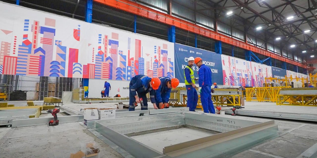 Новый завод по производству префаб конструкций запущен в Москве для нужд реновации За последние 3 года с их помощью были возведены почти 100 новых домов в столице запуск новой производственной линии позволит дополнительно увеличить объемы вводимого жилья Такие конструкции крайне удобны при возведении домов так как на строительной площадке их остается только установить Префаб технологии сокращают сроки возведения жилья на 30 50 процентов при этом повышают качество самих сооружений Срок эксплуатации таких зданий более 100 лет сообщил мэр Москвы Сергей Собянин Мощность нового завода позволит выпускать компоненты для строительства не менее 500 тысяч квадратных метров нового жилья Также запуск предприятия создал более 500 новых рабочих мест в 35 различных специальностях