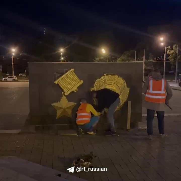 В Одессе активисты вновь попытались демонтировать орден Ленина, но вмешалась полиция