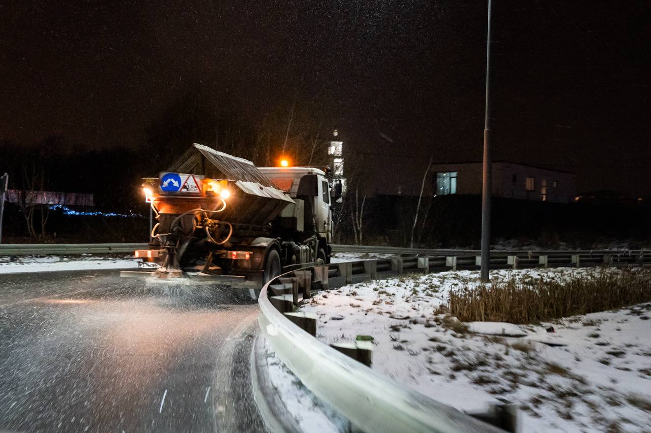 За прошедшие сутки специалисты Мосавтодора провели два цикла обработки региональных дорог Подмосковья а за ночь противогололёдными материалами обработали около 10 7 тысяч км в том числе опасные участки В работах задействовали порядка 400 комбинированных дорожных машин и тракторов Министр транспорта Подмосковья Марат Сибатулин Чтобы обеспечить комфортный проезд транспорта по региональной сети на сегодня запланирован выход на линии около 220 комбинированных дорожных машин и более 1 тысячи дорожных рабочих По прогнозам сегодня днём будет до 11 местами гололедица в среду и четверг немного потеплеет но ожидается сильный ветер и снег Не выезжайте на летней резине Будьте внимательны за рулём и водите плавно соблюдайте дистанцию и скоростной режим Минтранс Подмосковья MAX