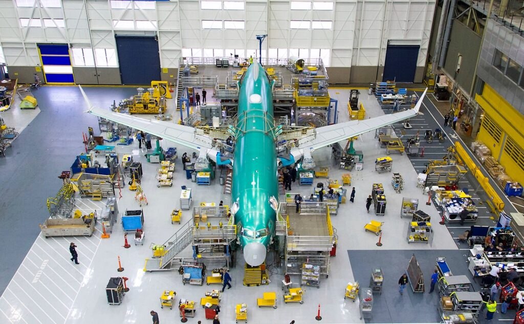 Boeing возобновила производство самолётов 737 MAX после семинедельной забастовки сотрудников.  В очереди у компании 4200 заказов на лайнер. При этом в месяц, по прогнозам аналитиков, Boeing будет выпускать в среднем по 29 самолётов, что ниже запланированных показателей  vc.ru/transport/1700917