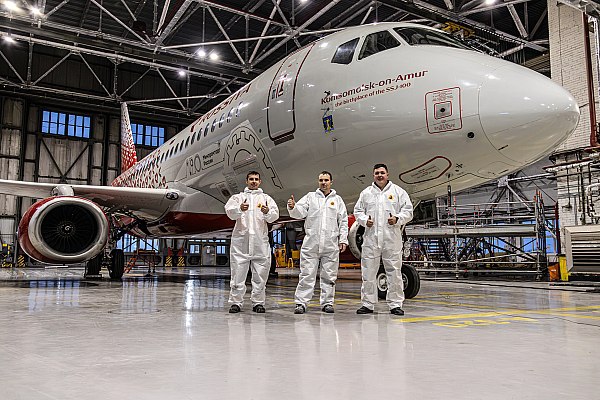 Самолет авиакомпании России в спецливрее 120 летия Минпромторга РФ выполнил первый рейс Лайнер авиакомпании Россия с именем Комсомольск на Амуре в ливрее стилизованной в честь 120 летия Минпромторга РФ совершил первый коммерческий рейс FV6325 из Санкт Петербурга в Калининград Об этом сообщает AVIA RU со ссылкой на данные пресс службы авиаперевозчика В честь юбилея министерства авиакомпания разместила на фюзеляже лайнера Superjet 100 геометрические линии и шестеренки являющиеся графической метафорой непрерывного движения и развития а также символизирующие слаженность и системность в работе отечественной промышленности aviaru net n290192