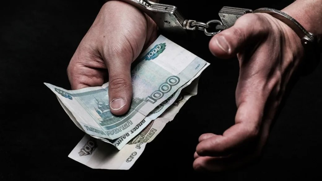 В Ростове на Дону сотрудника Росимущества обвинили в получении взятки в 13 млн рублей Следственное управление СК РФ по Ростовской области возбудило уголовное дело против временного руководителя отдела правового обеспечения территориального управления Росимущества и его знакомой Они обвиняются в получении крупной взятки в размере 13 млн рублей Чиновник обещал не возражать в суде по делу о выделении земли в аренду и не обжаловать принятое решение Оба задержаны и находятся под арестом Подобные случаи коррупции в регионе происходят регулярно Например недавно задержан заместитель директора Северо Кавказского филиала Управления ведомственной охраны Минтранса России принимавший деньги за продвижение сотрудников А также привлечён к ответственности инспектор безопасности МРЭО ГИБДД собравший около 300 тыс рублей за ускоренное оформление водительских прав