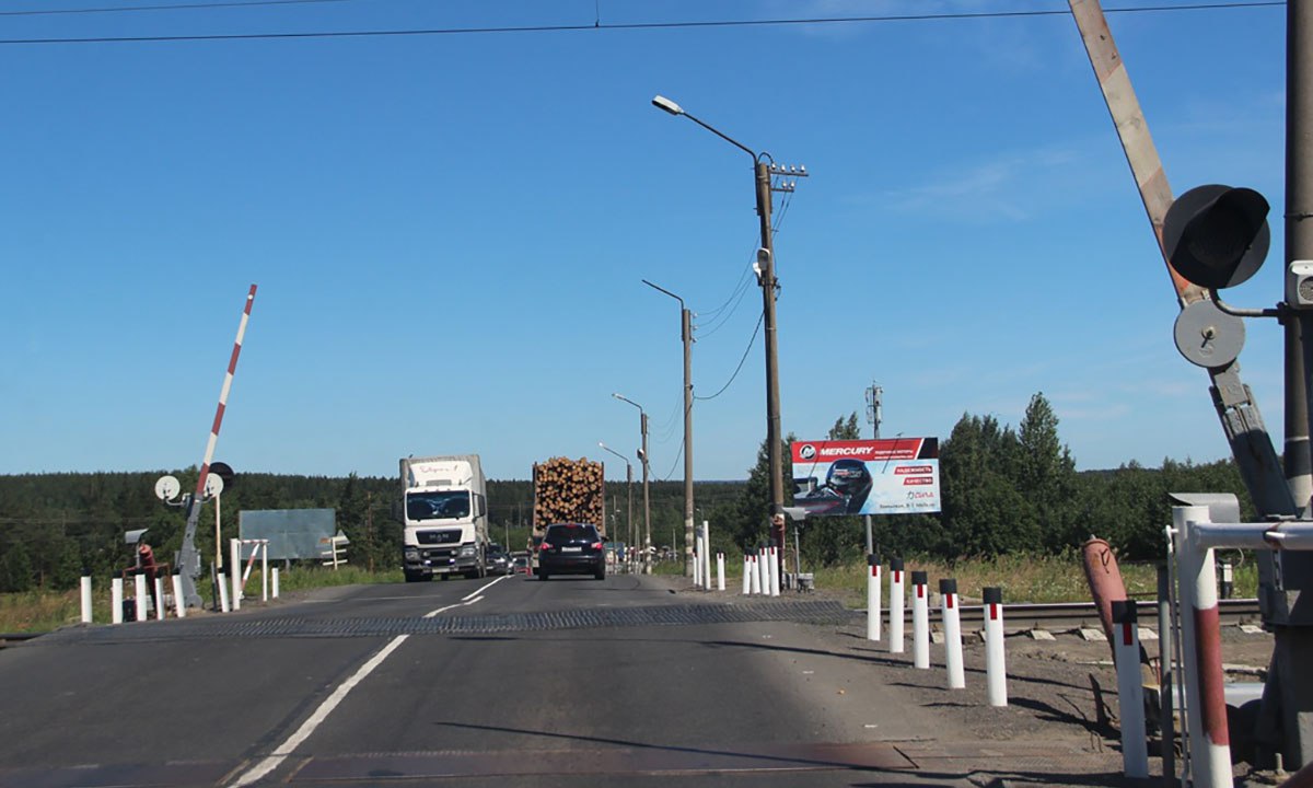 #Карелия #дороги В Карелии несколько дней будут перекрывать два железнодорожных переезда. В Петрозаводске и Прионежском районе временно ограничат движение через железнодорожные переезды. Об этом предупреждает пресс-служба Октябрьской железной дороги. 14-15 июля с 10:00 до 15:00 движение через переезд на Шуйском шоссе, рядом с поселком Мелиоративный, будет ограничено. 15-16 июля в это же время перекроют движение через переезд на Пряжинском шоссе в Петрозаводске. Однако полного перекрытия не будет: проезд организуют по реверсивным полосам.