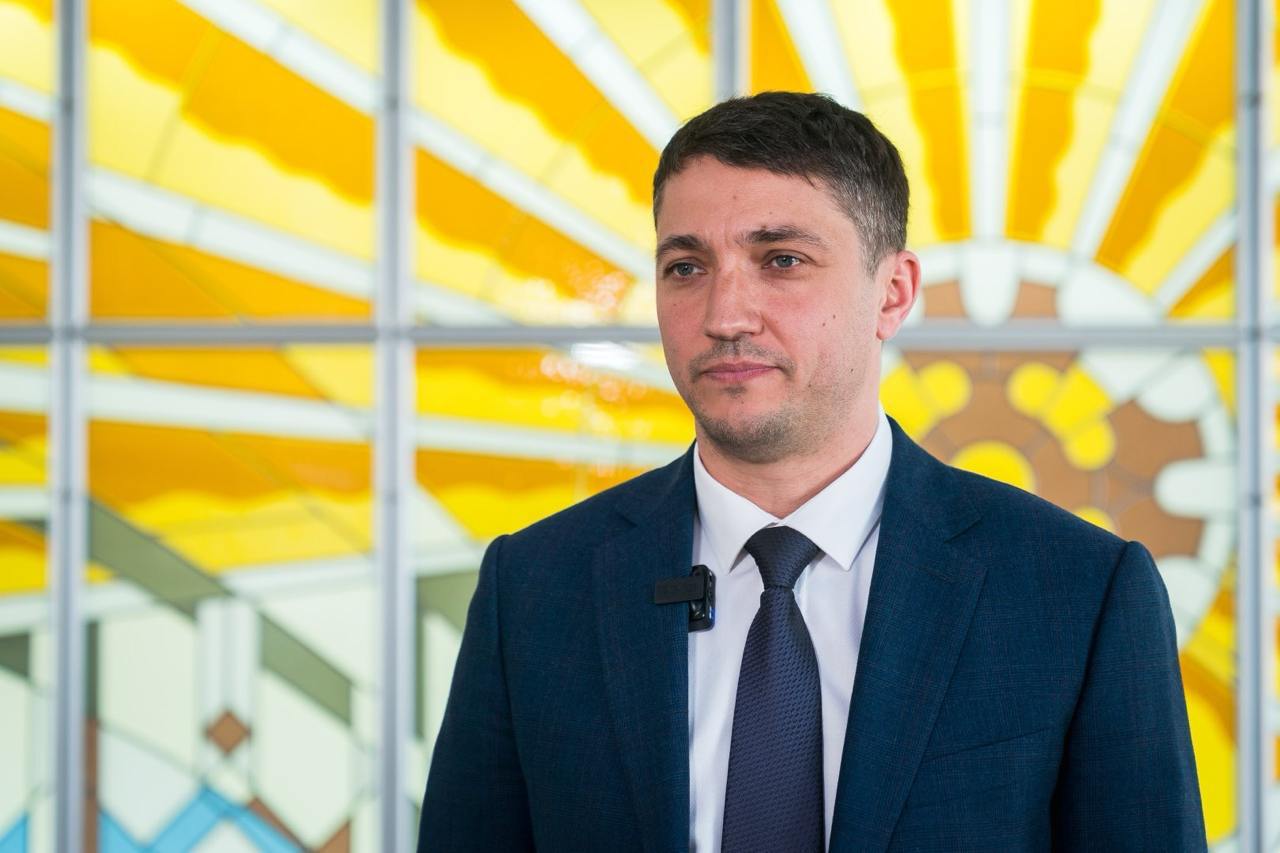 Задержан отвечавший за дороги бывший вице-губернатор Томской области Александр Лебедев Бывшего замгубернатора Томской области по дорожному хозяйству, транспорту и экологии Александра Лебедева задержали в Екатеринбурге, сообщило издание «Сигнал Урал». По информации издания, против Лебедева возбудили уголовное дело о злоупотреблении должностными полномочиями статья 285 УК РФ . В пресс-службе Свердловского облсуда журналистам рассказали, что обвинения не связаны с работой чиновника в Томской области. UPD. Александра Лебедева арестовали еще 6 апреля, дело против него не связано также с работой в Свердловской области он в 2017-2021 годах по возглавлял подразделение Роставтодора — Упрдор «Южный Урал» , сообщили в пресс-службе судов Свердловской области. Александр Лебедев переехал в Томскую область в феврале 2024 года, а уже в июле покинул пост. Незадолго до этого — в мае 2024 года — уволился начальник облдепартамента транспорта Руслан Абдрашитов, которого Лебедев перевез с собой из ХМАО. До назначения в Томскую область Александр Лебедев был главой департамента дорожного хозяйства Ханты-Мансийского автономного округа, перед этим возглавлял госкомпанию «Северавтодор» — это главный подрядчик по содержанию дорог ХМАО.