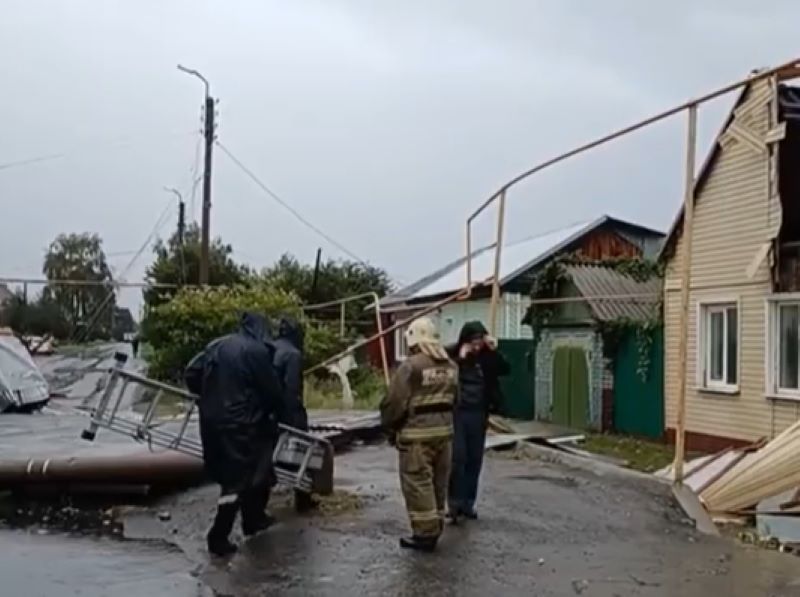 В Сызрани оперативные службы ликвидируют последствия урагана   www syzran small ru news 95981 Подписаться на канал МС syzransmall