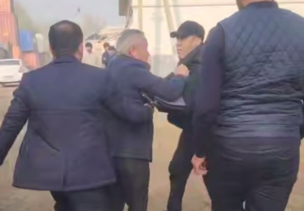 В Ферганской области уволили замхокима применившего силу к экоинспектору Сегодня сообщалось о том что заместитель хокима Бувайдинского района применил силу к инспектору зафиксировавшему нарушение во время проверки незаконной вырубки деревьев По данным Спецкомиссии после проверки замхокима С Хизиров был освобожден от занимаемой должности Областная прокуратура завела дело по факту произошедшего сейчас проводится доследственная проверка По итогам будет дана оценка действиям замхокима UPD Как сообщили в пресс службе Генпрокуратуры против замхокима и других лиц возбудили уголовное дело по части 1 статьи 206 превышение власти или должностных полномочий части 2 статьи 219 сопротивление представителю власти или лицу выполняющему гражданский долг и части 2 статьи 198 повреждение или уничтожение посевов леса деревьев либо других растений Расследование дела находится под личным контролем генпрокурора Подписывайтесь на Repost Прислать новость