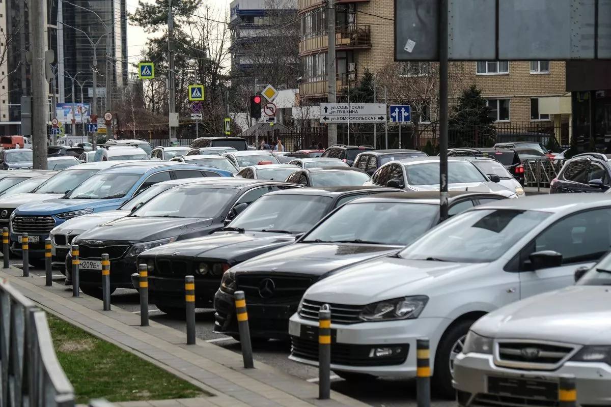 Названы самые подешевевшие новые автомобили в Краснодарском крае. Средняя стоимость нового автомобиля в апреле составила 3,39 млн рублей. Однако, некоторые модели стали заметно доступнее. Пятерку моделей, чья средняя стоимость снизилась относительно предыдущего месяца, составили: Hongqi HS5 -6,2%; 3,44 млн рублей , Aito M5 -5,9%; 4,86 млн рублей , BAIC U5 Plus -5,7%; 1,6 млн рублей , а также Solaris KRS и JAC JS3 -3,6%; по 2,9 млн рублей и 1,91 млн рублей соответственно . Наиболее подорожавшими моделями в регионе в апреле стали Voyah Free 6,6%, 6,34 млн рублей , Москвич 3 4,6%; 1,92 млн рублей , а также Lada Largus, чья средняя стоимость возросла на 2,3% и составила 1,95 миллиона рублей. Кубанские Новости
