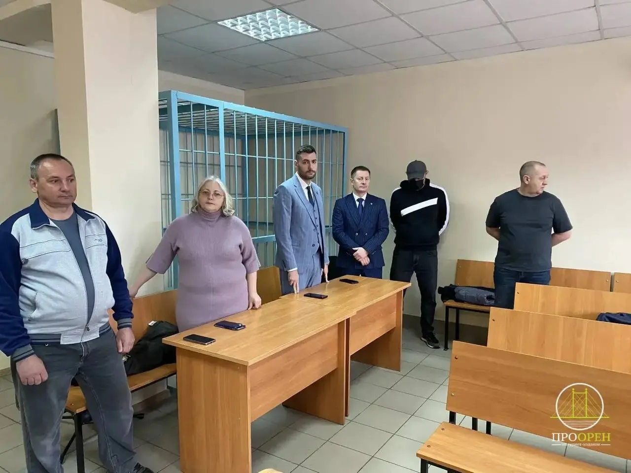 Решение Дзержинского районного суда Оренбурга по делу о крушении аттракциона Цепочка Про Криминал Все три фигуранта уголовного дела об оказании услуг не соответствующих требованиям безопасности которое завели после крушения аттракциона в ОренПарке получили условные сроки директора Аттракцион Сервиса приговорили к трем годам условно гендиректора Винтаж приговорили к 2 годам условно главному инженеру этой компании также дали условный срок в 2 года 3 месяца Всех лишили права заниматься деятельностью связанной с аттракционами больше года Также подсудимым назначили штрафы от 250 до 200 тысяч рублей Помимо этого суд отказал нескольким потерпевшим в возмещении морального ущерба Одна из пострадавших просила 500 тысяч рублей Сайт Telegram VK Max 16 oren4oren