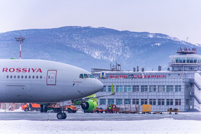 Пять северных и дальневосточных аэропортов модернизируют к 2028 году Согласно распоряжению правительства РФ вступило в силу с 1 января 2026 года в 2027 2028 годах запланирована реконструкция пяти аэропортов и аэродромов в регионах Севера и Дальнего Востока Мероприятия входят в план на 2026 2028 годы по реализации Концепции устойчивого развития коренных малочисленных народов Севера Сибири и Дальнего Востока РФ до 2036 года Что сделают реконструкция аэропорта Салехард реконструкция аэродрома Сеймчан строительство новой искусственной взлётно посадочной полосы в аэропорту Южно Сахалинска реконструкция аэродрома Охотск реконструкция аэропорта Беринговский Сроки 2027 год Беринговский Охотск ВПП в Южно Сахалинске 2028 год Салехард и Сеймчан Ответственный исполнитель Минтранс России работы профинансируют из федерального бюджета Недостаток круглосуточных аэропортов на Дальнем Востоке бьёт по авиаперевозкам Аэропорт Благовещенска впервые в своей истории обслужил миллионного пассажира Главное про Дальний Восток