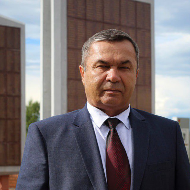 Глава Карымского района заявил об уходе. В своем тг-канале Алексей Сидельников написал обращение к жителям и объяснил, что настало время передать эстафету свежим идеям и новым взгляда: Более 30 лет своей жизни я посвятил службе в органах местного самоуправления района. За это время нам удалось преодолеть множество препятствий, решить огромное количество проблем. <…> Я верю, что наш район продолжит развиваться и процветать, а все наши достижения послужат крепким фундаментом для дальнейших успехов. После долгих раздумий и размышлений я принял важное личное решение сложить полномочия главы района. Сидельников выразил благодарность и признательность своей команде, главам поселений и депутатам. Он отметил, что это не прощание, а новое начало, и он всегда будет заинтересован в успехах и достижениях округа и его жителей. Ранее о своем уходе сообщили главы трех округов — Хилокского, Борзинского и Оловяннинского. Региональное отделение партии «Единая Россия» в Забайкалье до этого сообщало, что лидерами с высоким политическим рейтингом на выборах в советы депутатов в некоторых районах региона станут главы округов. Фото из тг-канала Сидельникова Подписаться