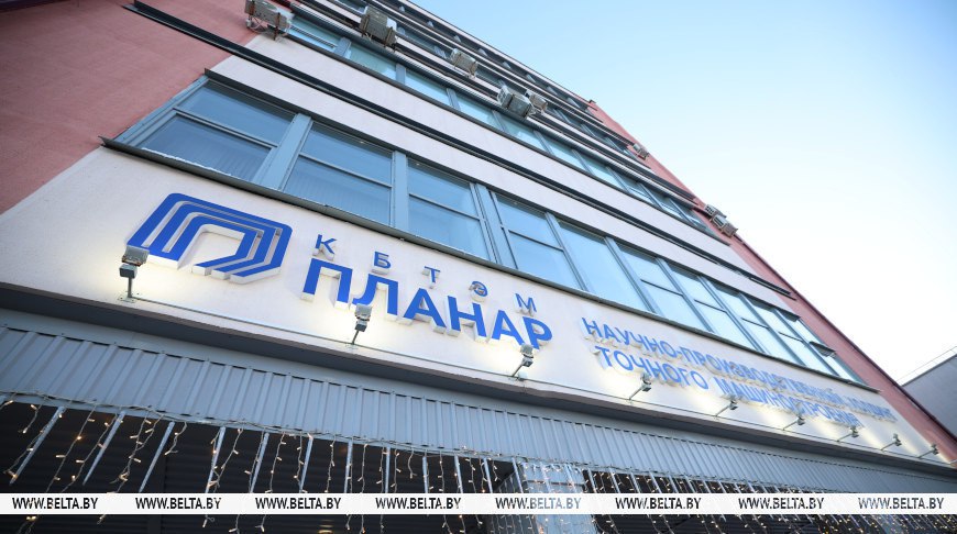 Лукашенко в Минске дал старт работе уникального производства в сфере микроэлектроники Президент Беларуси Александр Лукашенко в Минске при посещении ОАО Планар принял участие в церемонии запуска Центра спецтехнологического оборудования для производства фотошаблонов и микрооптики Фотошаблон это высокоточный трафарет на стекле или пленке с рисунком будущей микросхемы или печатной платы используемый в фотолитографии для переноса изображения на подложку Проще говоря без фотошаблона невозможно сделать ни одну микросхему Новый центр единственный на территории стран бывшего СССР комплекс позволяющий изготавливать изделия технологического уровня 90 нм критически необходимые для создания передовых образцов оборудования электронного машиностроения Подробнее на vitvesti by Сайт TikTok VK Instagram YouTube ОК Стикерпак ВВ Чат бот