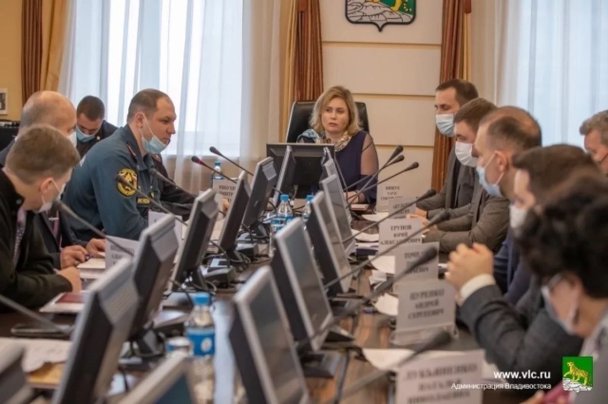 В Советском районном суде продолжается процесс по обвинению бывшего вице-мэра Владивостока Натальи Соколовой в превышении должностных полномочий и взяточничестве в особо крупном размере. Гособвинение завершило изложение своей позиции. Сама Соколова после этого заявила, что не согласна с пунктами обвинительного заключения.  «Я не понимаю, как мне защищаться… В обвинении указаны конкретные мои должностные обязанности – по распоряжению земельным участком, по заключению договора. И при этом указано, что я превысила должностные полномочия. Какие должностные полномочия я превысила, принимая решения согласно должностным полномочиям?» , – цитирует обвиняемую Наталью Соколову «Конкурент».  В настоящее время на имущество Соколовой наложен арест. Речь идет о машине Toyota Land Cruiser Prado, двух квартирах.  Подписывайся Telegram АиФ-Приморье