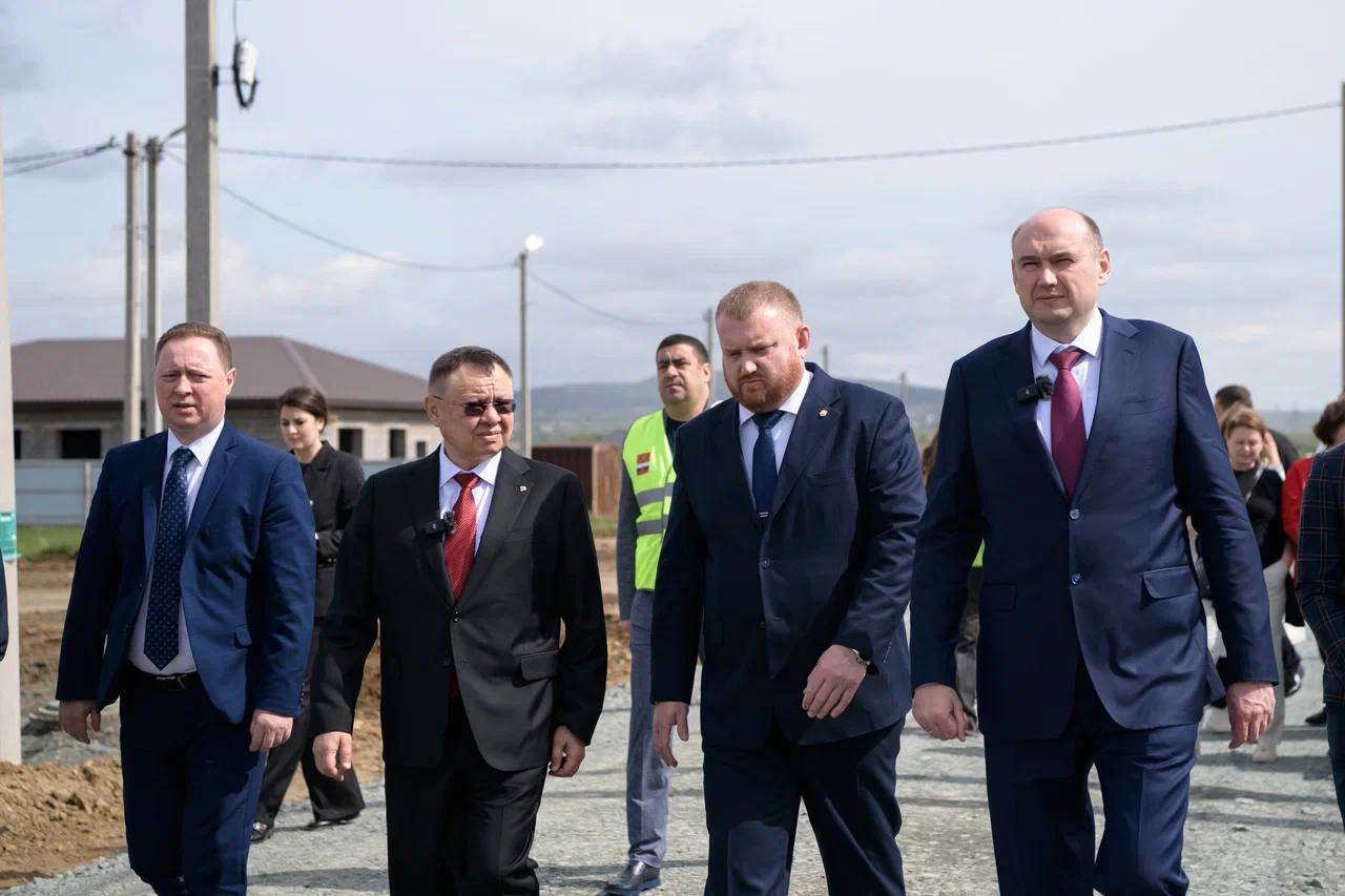 Глава Минстроя России Ирек Файзуллин в ходе рабочей поездки в Оренбургскую область оценил динамику строительства жилья для пострадавших от паводка в городе Орске Совместно с врио Губернатора Оренбургской области Евгением Солнцевым и главой города Орска Артемом Воробьевым оценили ход строительства индивидуальных жилых домов и домов блокированной застройки в микрорайоне «Звездный», которые были построены для пострадавших от паводка и посетили строящийся многоквартирный жилой дом по улице Пацаева. В 2024 году построено и введено в эксплуатацию 182 дома: 100 ИЖС и 82 дуплекса. На данный момент выполняются работы по благоустройству территории. Дополнительно застройщик передал собственникам жилья сертификаты для доставки и установки сантехнического оборудования. Ирек Файзуллин также оценил ход строительства многоквартирного жилого дома по улице Пацаева, где на данный момент ведутся работы по внутренней отделке, монтажу окон, установке дверей, внутренней инженерии, фасаду и благоустройству. Дом включает в себя 12 этажей, 4 блок-секции и 382 квартиры. Строительство жилья, восстановление инфраструктуры и вопросы поддержки граждан, пострадавших от паводка, находятся на особом контроле и осуществляются при поддержке Президента России. В том числе по поручению главы государства в оперативном порядке выделены средства из федерального бюджета и внесены изменения в федеральное законодательство о ЧС для улучшения условий осуществления выплат гражданам. В ходе осмотра Министр и врио губернатора пообщались с жителями Орска, чье жилье пострадало во время паводка.