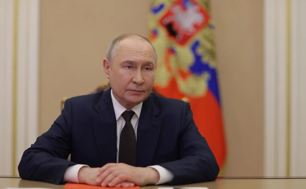 Путин обсудил с Совбезом взаимодействие со странами СНГ Президент РФ в ходе совещания обсудил с Совбезом взаимодействие со странами Содружества Независимых Государств Мы обсудим сегодня вопрос которым занимаемся в принципе на постоянной основе Это взаимодействие с нашими ближайшими соседями со странами СНГ обратился Владимир Путин к участникам совещания У нас к этому всегда было есть и уверен будет особое отношение хотя бы в силу исторических соображений а также в силу того что очень большой объем работ в том числе и в сфере экономического взаимодействия с этими странами Президент подчеркнул что страны СНГ соседи России с которыми на протяжении десятилетий сложились особые отношения и в гуманитарных сферах и человеческом измерении Это выражается в множестве смешанных браков и взаимных интересах в культуре и других областях первостепенного значения Путин передал слово главе МИД Сергею Лаврову выразив уверенность что коллегам по направлениям будет о чем сказать и что добавить
