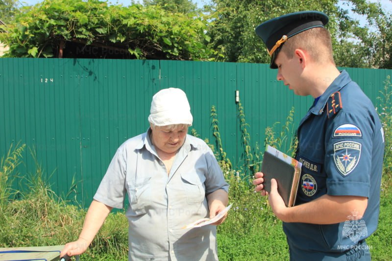 С начала года в СНТ Курской области  зарегистрировано более 140 пожаров, в числе которых загорания травы и мусора.   Курские спасатели МЧС России провели профилактический рейд по пожарной безопасности в ТСН «Курск» областного центра. Проинспектировали соблюдение установленных требований со стороны дачников. В рамках рейда проводилась авиаразведка. С высоты птичьего полета с помощью беспилотных авиационных систем сотрудники ГУ МЧС России по Курской области с высоты птичьего полета оценили складывающуюся обстановку. Очагов пожаров спасатели не обнаружили.   - На территории города Курска расположено 36 садовых товариществ, - комментирует старший инспектор отдела надзорной деятельности и профилактической работы Главного управления Дмитрий Лагачев, - в этом году на их территориях произошло более 50 пожаров. 7 СНТ прилегают к лесным массивам, к ним предъявляются дополнительные требования безопасности.   МЧС Курск. ПОДПИСАТЬСЯ