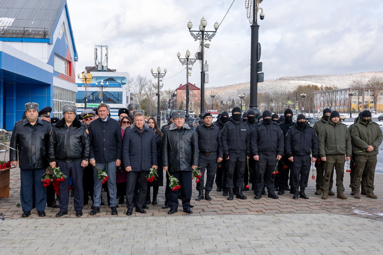 Память погибших сотрудников ОВД почтили в Южно-Сахалинске  8 ноября — День памяти погибших при исполнении служебных обязанностей сотрудников органов внутренних дел РФ и военнослужащих внутренних войск МВД России. Сегодня у мемориала в сквере памяти защитников правопорядка состоялся траурный митинг, в котором участие также принял мэр Южно-Сахалинска Сергей Надсадин.   Как рассказали в пресс-службе городской мэрии, в сквере собрались семьи и близкие погибших сотрудников, ветераны органов внутренних дел, горожане, руководство и личный состав УМВД России по Сахалинской области, сотрудники регионального управления Росгвардии, представители правительства Сахалинской области и администрации Южно-Сахалинска. Траурный митинг открыл начальник УМВД России по Сахалинской области генерал-майор полиции Арсен Исагулов. Слова сопереживания и поддержки также выразили также начальник управления Росгвардии Борис Чесноков и глава города Сергей Надсадин.  — Служба в органах почетна, но сложна и зачастую связана с риском. И сегодня мы собрались здесь, чтобы выразить признательность тем, кто погиб, выполняя свой долг. Мы скорбим и вместе с тем гордимся героями. В 2006 году здесь установлен памятник, это стало знаковым событием. Не так давно мы поддержали инициативу полиции и благоустроили сквер в дань уважения и памяти. Сейчас здесь, в том числе, проводятся патриотические мероприятия,  — отметил мэр Сергей Надсадин.  В память о погибших объявили минуту молчания. Участники митинга возложили к памятнику венки и цветы.    Прислать новость   Подписывайся на «АСТВ.ру»