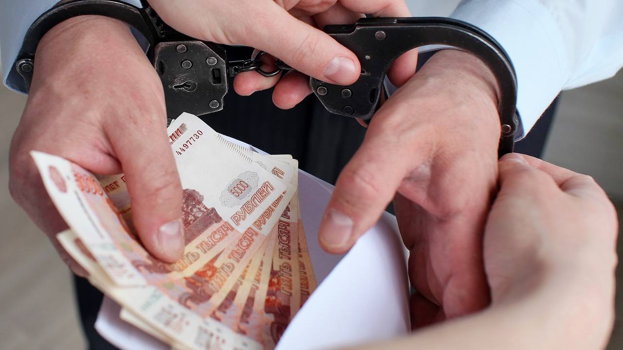 В Киреевском районе пресечена попытка дачи взятки должностному лицу органов внутренних дел Предварительно установлено, что в ходе проведения мероприятий, направленных на выявление правонарушений и преступлений в сфере миграции полицейскими был установлен гражданин одной из стран СНГ. В ходе проверки документов выяснилось, что у мужчины отсутствует трудовой патент, который дает право гражданам безвизовых стран легально работать в Российской Федерации. В соответствии со ст. 18.10 КоАП РФ мужчина подлежал административной ответственности, о чем ему сообщил сотрудник полиции. С целью избежания негативных последствий, иностранный гражданин решил «уладить эту проблему на месте», склоняя должностное лицо к совершению коррупционного преступления, предложив ему взятку в размере 7 тысяч 550 рублей. Несмотря на неоднократные предупреждения о недопустимости совершения противоправных действий коррупционной направленности, мужчина от своих намерений не отказался. Его незаконные действия были задокументированы. По данному факту следственными органами возбуждено и расследуется уголовное дело по признакам состава преступления, предусмотренного частью 3 статьи 30 и частью 3 статьи 291 Уголовного кодекса Российской Федерации «Покушение на дачу взятки». Фигурант задержан в порядке статьи 91 УПК РФ. #МВД #МВДРоссии #Полиция #ПолицияРоссии #Police #RussianPolice #Russia #ТульскаяПолиция