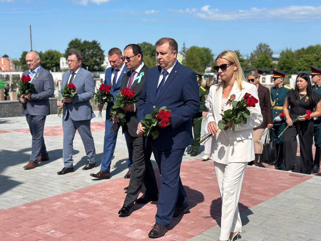 В Бресте торжественно открыли мемориал в память о погибших здесь в Великую Отечественную войну уроженцах Казахстана и России В церемонии участвовал генконсул Казахстана в Бресте Максат Ибраев. "Это пример того, как надо защищать свою страну, свою свободу", - сказал участвовавший в открытии мемориала Герой России, летчик-космонавт Олег Артемьев. Также сегодня в Брест прибыл "Поезд Победы" – интерактивный музей на базе настоящего поезда. В каждом из 12 вагонов – уникальная история отдельного подвига. Видео: #ad