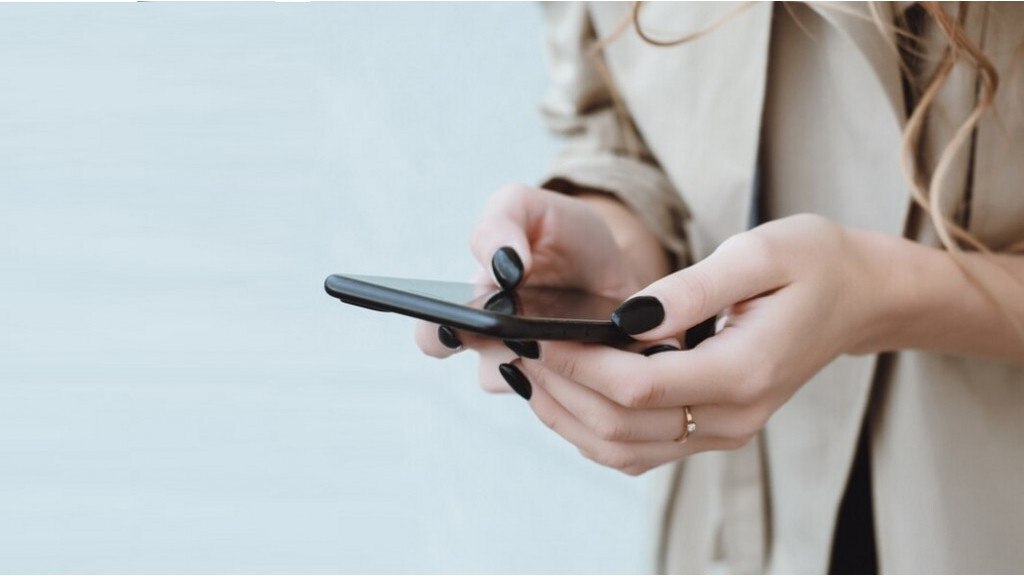 За 2025 год специалисты кризисной линии для женщин в Алтайском крае оказали поддержку по 2181 звонку Это служба экстренной дистанционной психологической помощи Чаще всего граждане обращались по вопросам связанным с конфликтами в семье трудностями во взаимоотношениях с детьми страхами и тревогами беременных а также в ситуациях пережитого насилия или утраты сталкиваются жительницы региона Услугу предоставляют бесплатно и анонимно Звонить по номеру 8 800 201 47 17 можно из любого населенного пункта региона с понедельника по четверг с 9 00 до 17 00 в пятницу с 9 00 до 16 00 Консультации проводят дипломированные психологи прошедшие специальную подготовку для работы в формате телефона доверия сообщили в алтайском Краевом кризисном центре для женщин и семей с детьми