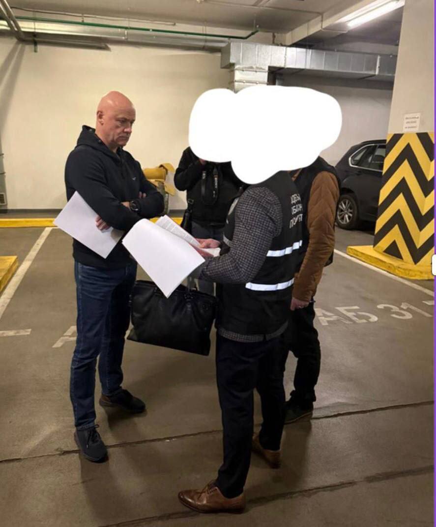 Труханова решили давить до конца Экс мэр Одессы Труханов получил подозрение в служебной халатности повлекшей за собой смерть человека Речь идёт о гибели 9 человек во время недавнего потопа в Одессе уж не знаю всех ли девятерых хотят повесить на Гену или только часть из них да это и не важно В худшем раскладе Гену ждёт 5 лет тюрьмы с запретом занимать выборные должности и работать на госслужбе сроком ещё на три года Примечательно что Гена уже не мэр и даже не гражданин Украины так что зачем его прессовать и дальше да ещё по такому тупому поводу не вполне понятно Полагаю кто то из врагов Труханова которых он за время сидения в кресле мэра нажил немало решил поквитаться за былые обиды благо Гена больше никто и звать его никак а значит и ресурса порешать вопросы у него по идее не досталось   Кстати видимо не зачлось Гене даже то что он в общем то без сопротивления свалил из мэрского кресла хотя в теории мог бы попытаться замутить какой нибудь шухер В очередной раз убеждаюсь куда Салорейх ни целуй везде жопа Канал МОНТЯН Все каналы МОНТЯН Помочь Донбассу