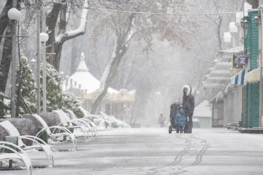 Антарктическая станция Восток зафиксировала самую низкую температуру за сутки Станция Восток в Антарктиде зафиксировала самую низкую температуру воздуха за сутки Об этом сообщает пресс служба Гидрометцентра РФ Самая низкая за минувшие сутки температура воздуха на Земле была зафиксирована российской станцией Восток в Антарктиде минус 55 8 градуса говорится в сообщении Отмечается что в топ 3 самых холодных мест в течение суток также вошли расположенные в России точки Так в населенном пункте Илирней Чукотского автономного округа была зафиксирована температура минус 52 градуса Также мороз достиг отметки в минус 48 9 градуса в Оймяконе в Якутии Подписаться на truekpru Читать нас в MAX