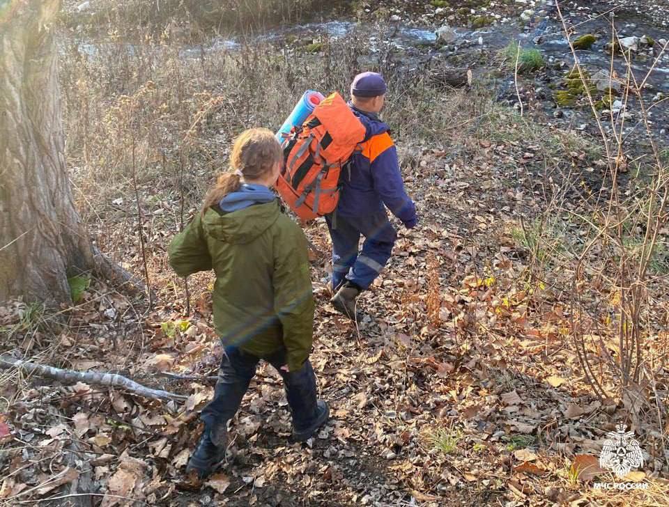 Спасатели эвакуировали юную путешественницу с туристического маршрута  ‍   Инцидент произошел на маршруте восхождении группы туристов на гору Чандолаза. Перед началом подъема 13-летняя участница почувствовала резкое ухудшение самочувствия. Благодаря оперативной реакции спасателей МЧС России, девочку быстро эвакуировали в город Находка, где ее уже ждали врачи. Выяснилось, что группа из 14 человек, включая 9 детей, путешествовала без официальной регистрации.    Остальная часть группы продолжила свое захватывающее восхождение. Теперь их безопасность активно отслеживается Главным управлением МЧС России по Приморскому краю.  Источник: