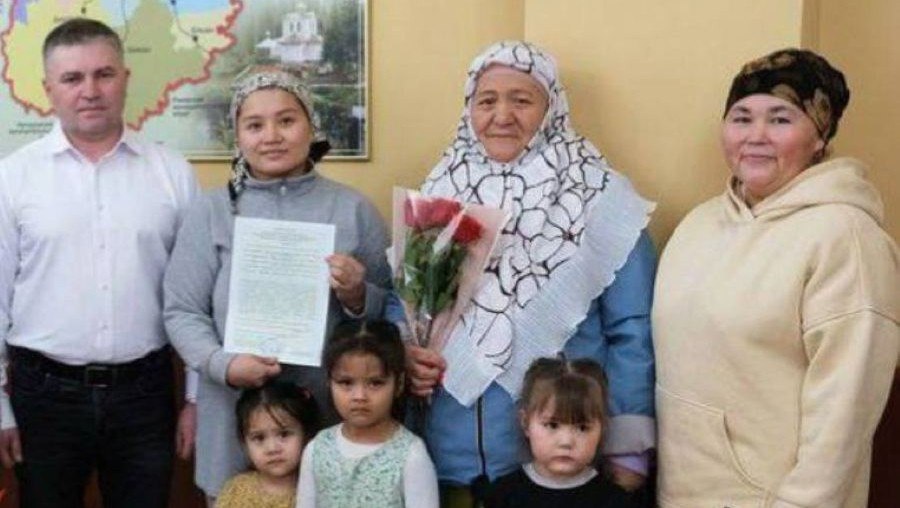 В Тверской области семью из Киргизии лишили жилищного сертификата  Пресс-служба прокуратуры Тверской области сообщила, что после публикаций в СМИ началась проверка по факту предоставления сертификата на улучшение жилищных условий в поселке Селижарово. Примечательно, что сертификат выдали семье из Киргизии, которая не имела постоянного места жительства в этом муниципалитете. Об этом стало известно благодаря совместным усилиям региональных надзорных ведомств.  В результате в суд подали иск с целью аннулировать выданный сертификат на социальную субсидию для покупки жилья или строительства дома. Отметим, что сумма субсидии составляет более 582 тысяч рублей. Во время суда супруги попросили исключить всех членов семьи из списка получателей социальных выплат. Местные власти официально объявили это свидетельство недействительным.