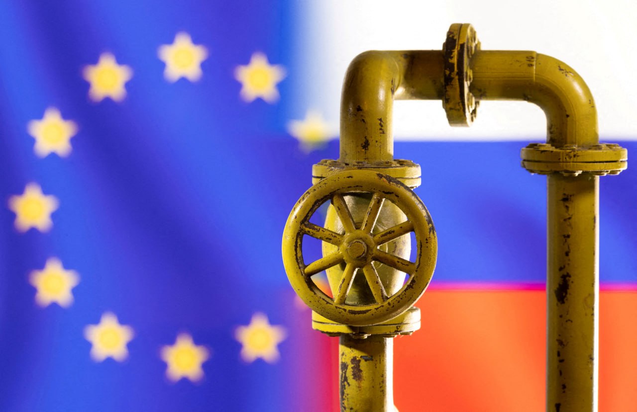 Британское издание "Reuters": Еврокомиссия предложит странам – членам ЕС запретить импорт российского природного газа и СПГ к концу 2027 года По данным агентства, ЕК рассчитывает на обойти потенциальное вето со стороны Венгрии и Словакии с помощью правовой базы, позволяющей принять решение не единогласно, а квалифицированным большинством голосов стран-членов и большинством в Европарламенте. Предложенные меры разработаны с учетом юридических аспектов, которые позволяют компаниям расторгать контракты, ссылаясь на форс-мажорные обстоятельства, пояснил еврокомиссар по энергетике Дан Йоргенсен. Контракты на поставку российского газа сейчас имеют французская TotalEnergies и испанская Naturgy, договоры действуют до 2030-х годов. Хотя большинство стран ЕС поддерживают запрет, некоторые государства-импортеры выражают обеспокоенность потенциальными рисками для компаний, включая финансовые штрафы и арбитражные иски за досрочное прекращение контрактов, отмечает издание. СТАРШИЙ ИНСПЕКТОР