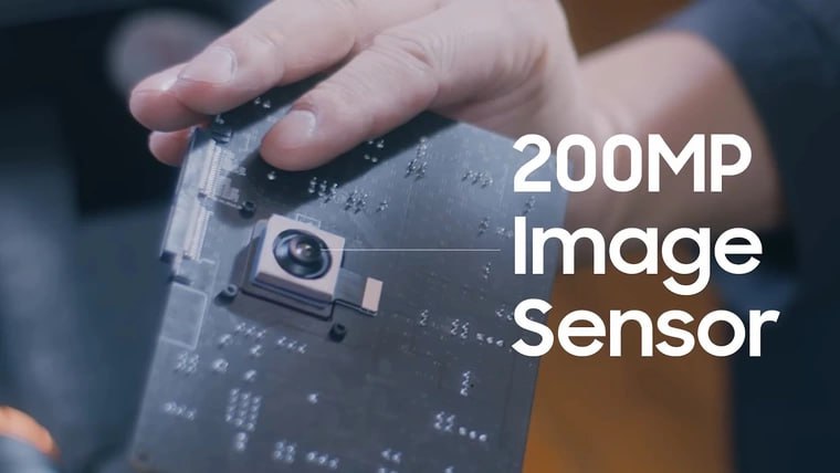 Sony LYT 910 первый 200 МП сенсор от Sony вызов Samsung ISOCELL Инсайдер FeniBook сообщил о разработке первого 200 мегапиксельного сенсора Sony для смартфонов Модель LYT 910 обещает конкуренцию датчикам Samsung ISOCELL HP1 и HP2 предлагая более крупный физический размер и продвинутые функции   Характеристики Sony LYT 910 Разрешение 200 МП Размер сенсора 1 1 11 Размер пикселя 0 7 мкм Технологии Биннинг пикселей Встроенный кроп 2 и 4 зум без потерь HDR с динамическим диапазоном 100 дБ Видео 4K 120 FPS с HDR 8K 30 FPS с HDR Sony LYT 910 может быть использован в OPPO Find X9 Ultra и vivo X300 Ultra в следующем году А вы бы выбрали смартфон с LYT 910 вместо ISOCELL если качество фото будет выше Заказать сборку ПК в InterPC Получить клавиатуру за подписку Наши каналы Sоny Тeхнoлoгии