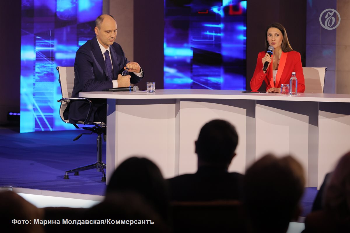 Все под одну гребенку расчищать не надо заявил Денис Паслер про снос киосков в Екатеринбурге В то же время он привел в пример Москву где на остановках подобных НТО нет По словам губернатора представители бизнеса которые занимаются НТО задавали правильные вопросы но и нельзя игнорировать факт что некоторые киоски устанавливали незаконно Павильоны часто портят общий вид города поэтому гостевые маршруты не самое удачное место для киосков но это не значит что в остальных местах надо их убирать не предложив замены Власти Екатеринбурга должны проработать четкую стратегию и правила размещения НТО заявил Денис Паслер Подписывайтесь на Ъ Урал