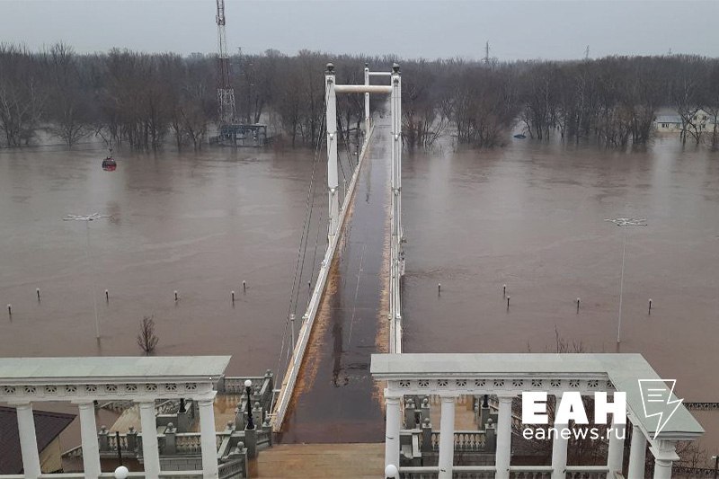 Дополнительные средства из федерального бюджета получат пострадавшие от паводка оренбуржцы Решение о выделении средств принято на заседании правительства РФ 600 млн рублей направят на компенсации затрат расходов связанных с ликвидацией последствий паводка Весенний паводок 2024 года в Оренбургской области стал самым масштабным за последние 20 лет От наводнения в регионе пострадало более 53 тыс приусадебных участков и 27 тыс зданий Больше всего разрушений пришлось на Орск второй по численности город области Подпишитесь на канал ЕАН Оренбург