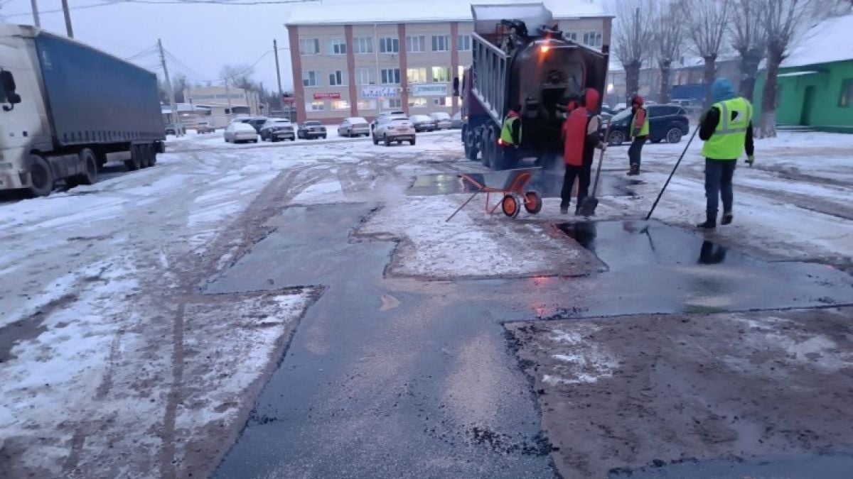 На улицах Тулы продолжается ямочный ремонт автодорог и тротуаров  В проведении ремонтных работ задействованы шесть бригад и 11 единиц техники. Об этом сообщает пресс-служба администрации города Тулы.  Подробнее   Подписаться