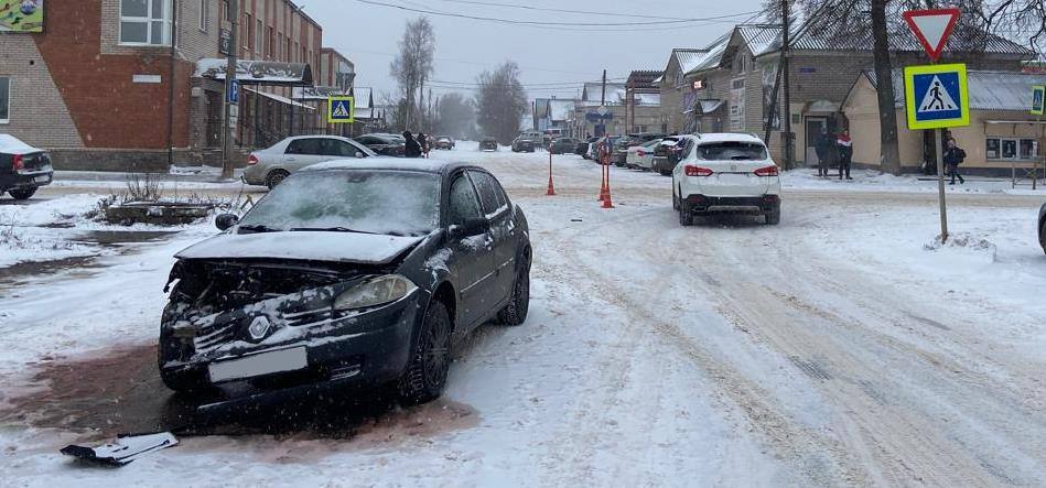 На перекрёстке в Старой Руссе столкнулись два автомобиля  22 января в 13:50 в Старой Руссе на перекрестке улиц Поперечная и Введенская мужчина 1958 года рождения на «Рено Логан», двигаясь по второстепенной дороге, не пропустил двигающийся по главной дороге «Рено Меган».   В результате ДТП пассажир «Рено Логан», женщина 1961 года рождения, с переломом лучевой кости была госпитализирована бригадой скорой медицинской помощи в Старорусскую ЦРБ.