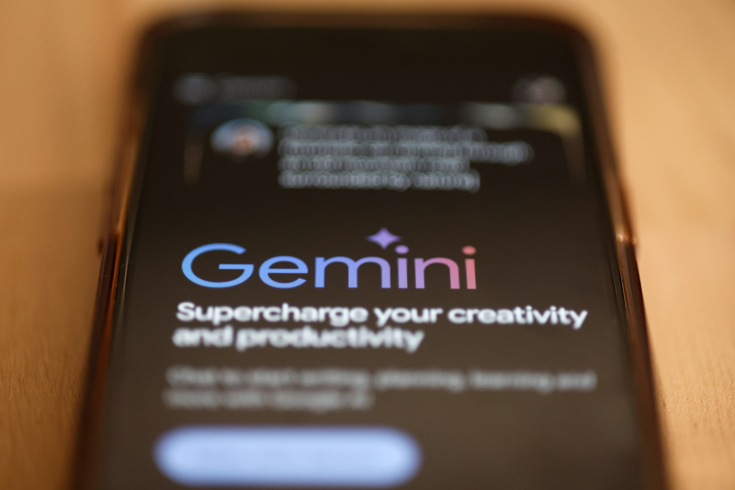 Apple ведёт переговоры об использовании нейросети Google Gemini для создания обновлённой версии голосового помощника Siri в следующем году выяснил Bloomberg Фото Michael M Santiago Getty Images Читать РБК в Telegram