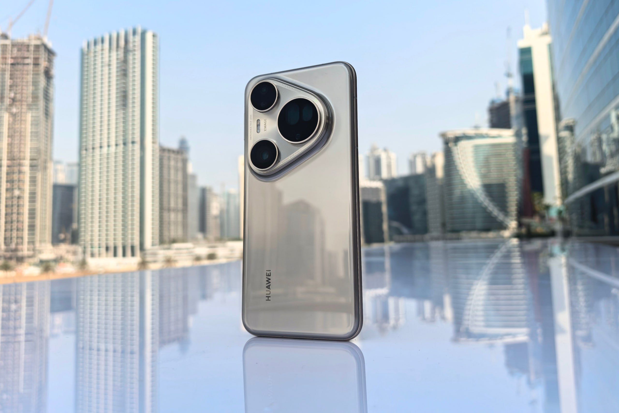 Стиляга с царской камерой  Huawei не перестаёт удивлять и Pura 80 Ultra — яркий тому пример. Компания переизобрела блок камер и теперь там двойной перископ с подвижной призмой и оптическим зумом до 9.4x.  Впрочем, это не единственная уникальная фишка свежей «ультрапьюры» — рассказываем о других и делимся фото на все камеры смартфона в обзоре: