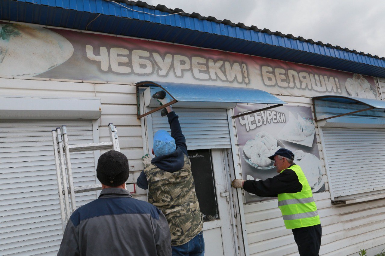 С 1 января по 1 августа в нашем городе было демонтировано 219 незаконно размещенных киосков и павильонов. Больше всего НТО демонтировано в Ленинском округе — 64 объекта, еще 60 — в Кировском, 38 незаконных киосков и павильонов вынесено в Советском округе, 30 — в Октябрьском и 27 — в Центральном.   Только за минувшую неделю было демонтировано 10 НТО. Они были незаконно размещены по адресам: Дианова, д. 2/3, ул. 70 лет Октября, д. 19, ул. 70 лет Октября, д. 5/1, Хуторской, д. 1, 3-я Молодежная, д. 49 , 2-я Дачная, д. 1а, ул. Заозерная, д. 26, ул. Ленина, д. 10, ул. 10 лет Октября, д. 166е.   На сегодняшний день в перечне самовольно установленных НТО значится еще 281 объект. Все собственники будут уведомлены о необходимости самостоятельно демонтировать или вывезти объект. В противном случае вынос будет проводиться принудительно.   Напомню, за эксплуатацию незаконно размещенных НТО на собственников составляется протокол по ст. 61.3 кодекса Омской области об административных правонарушениях, в рамках которого может быть наложен штраф.   Кстати, штрафные санкции будут увеличены. Соответствующие изменения в региональный кодекс об административных правонарушениях, касающиеся штрафов за незаконную установку и эксплуатацию киосков и павильонов, одобрены депутатами Законодательного Собрания Омской области.  Для граждан штраф составит от 3 до 4 тысяч рублей, для должностных лиц — от 15 до 20 тысяч, для юридических — от 30 до 60 тысяч. Прежде граждан штрафовали на сумму от 2 до 4 тысяч, должностных лиц — от 10 до 14 тысяч, юридических — от 20 до 40 тысяч рублей. При повторном нарушении штрафы будут увеличены.  Кроме того, изменения исключают из статьи КоАП предупреждение собственника такого объекта.