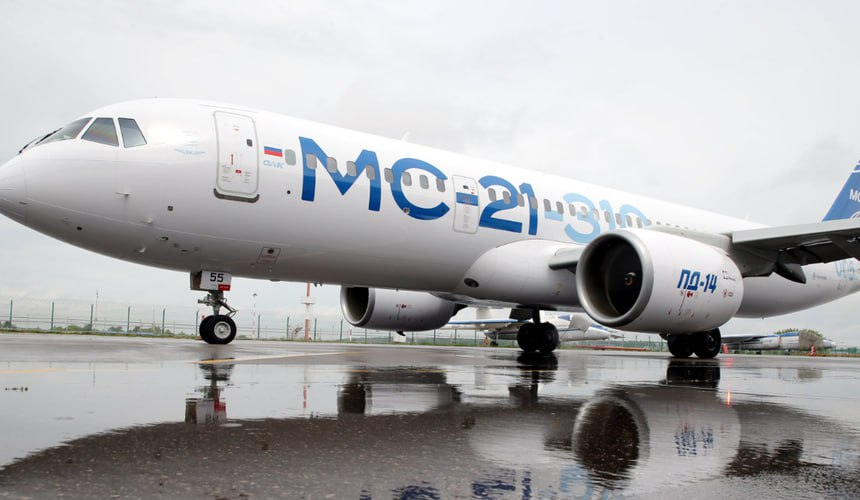 “Россия” будет летать исключительно на МС-21 По словам генерального директора “Аэрофлота” Сергея Александровского, дочерняя компания отечественного флагмана планирует приобрести 100 среднемагистральных МС-21, в которых не будет предусмотрено бизнес-класса. Напомним, что на сегодняшний день “Россия” эксплуатирует смешанный парк широко- и узкофюзеляжный лайнеров, в которых представлены все классы обслуживания. Но компания планирует перепрофилироваться на авиаперевозки лишь на одном типе самолётов, в которых будет компоновка “эконом” и “комфорт”. Стоит отметить, что авиалиния уже предпринимает первые шаги в этом направлении и переоборудовала соответствующим образом 9 самолётов Superjet 100, в которых теперь есть 100 посадочных мест. ОАК #Постфактум Онлайн-проект eMAKS
