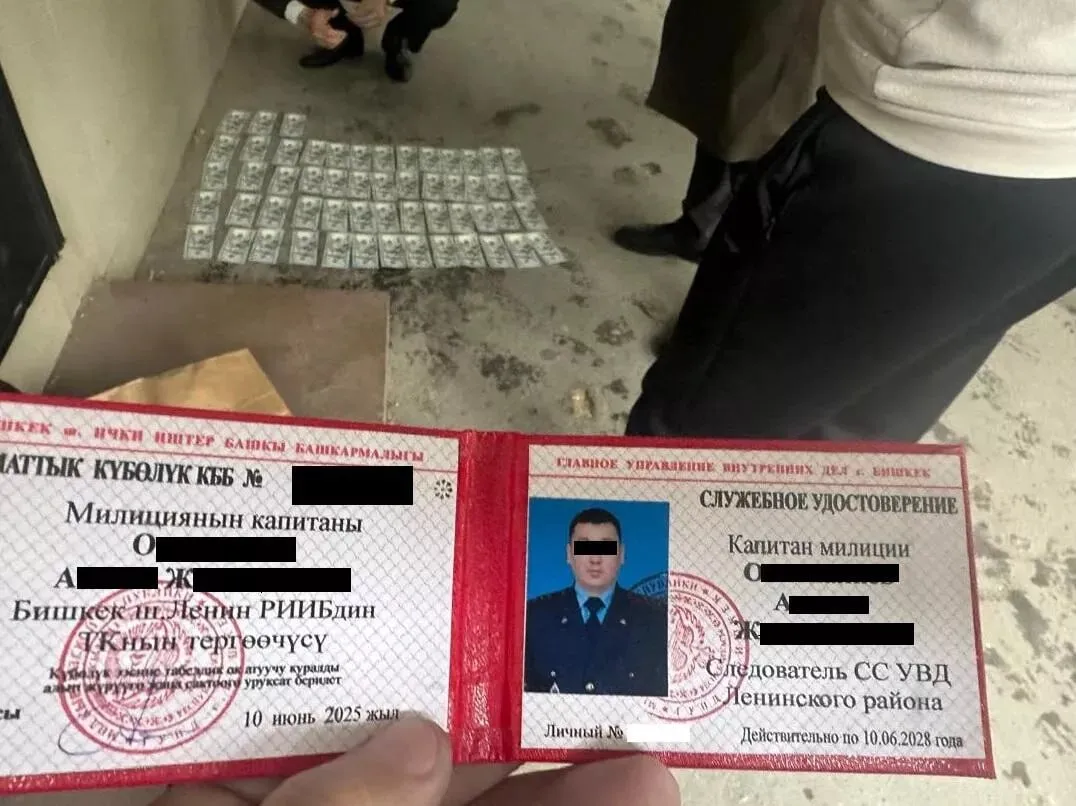 Следователь в Бишкеке задержан за вымогательство 25 тысяч долларов Госкомитет нацбезопасности Кыргызстана совместно со Службой внутреннего расследования МВД пресекли факт вымогательства со стороны следователя УВД Ленинского района Бишкека Об этом сообщили в пресс службе ГКНБ Установлено что сотрудник правоохранительных органов требовал у женщины 25 тысяч долларов Денежные средства предназначались за прекращение уголовного дела возбужденного по статье о мошенничестве а также за снятие ее с розыскного учета Подозреваемый задержан с поличным По решению суда следователь водворен под стражу сроком на один месяц В настоящее время проводятся необходимые следственные мероприятия направленные на установление всех обстоятельств произошедшего и закрепление доказательной базы Подпишитесь на AsiaToday