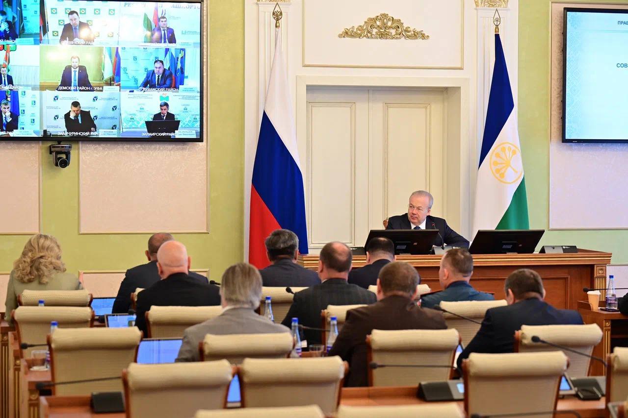 С главами муниципалитетов обсудили готовность пляжей к купальному сезону. Он начинается с 1 июня. Но, к сожалению, статистика гибели на воде уже открыта. 18 мая в Стерлитамаке на реке Ашкадар утонул 12-летний ребенок, который купался без присмотра. В Куюргазинском районе 25 мая 7-летняя девочка поскользнулась на понтоне и упала в воду, спасти ее не успели. Теряем детей, а это непростительно! В республике мы подготовили 366 зон отдыха у воды, но статистика говорит о том, что люди тонут в местах, не приспособленных для купания. Понятно, что все подходы не перекроешь, да и, будем честны, запрещающие знаки мало кого останавливают - хоть 10 их поставь. Выход один. В каждом населенном пункте должно быть оборудованное место - пляжное, безопасное, с гарантией того, что на дне нет ни осколков, ни камней, ни арматуры. Это не убережет всех, но большую часть человеческих жизней мы сохраним. Это очень важная работа, надо ее довести до конца. Сегодня в республике порядка тысячи населенных пунктов имеют свой водоем. В каждом из них должно быть оборудованное безопасное место для купания. Одновременно нужно наращивать их оснащение мобильными спасательными постами. И, разумеется, регулярное патрулирование и административные санкции к нетрезвым купальщикам. Такое поручение дал ответственным службам и главам муниципалитетов. И, да, с каждого водоема Роспортебнадзор регулярно будет брать пробы воды и песка. А всех родителей, бабушек и дедушек, которые ждут внуков к себе на каникулы - я прошу следить в оба глаза за детьми.
