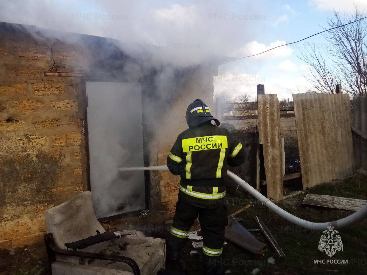 Пожарно-спасательное подразделение ликвидировало возгорание в Чаплынском округе  "Сообщение о пожаре поступило сегодня в в 11:58. В селе Надеждовка горела хозяйственная постройка", - говорится в сообщении.  Отмечается, что на месте происшествия работала дежурная смена 12 пожарно-спасательной части. Возгорание было ликвидировано.  Радио Таврия - подписаться