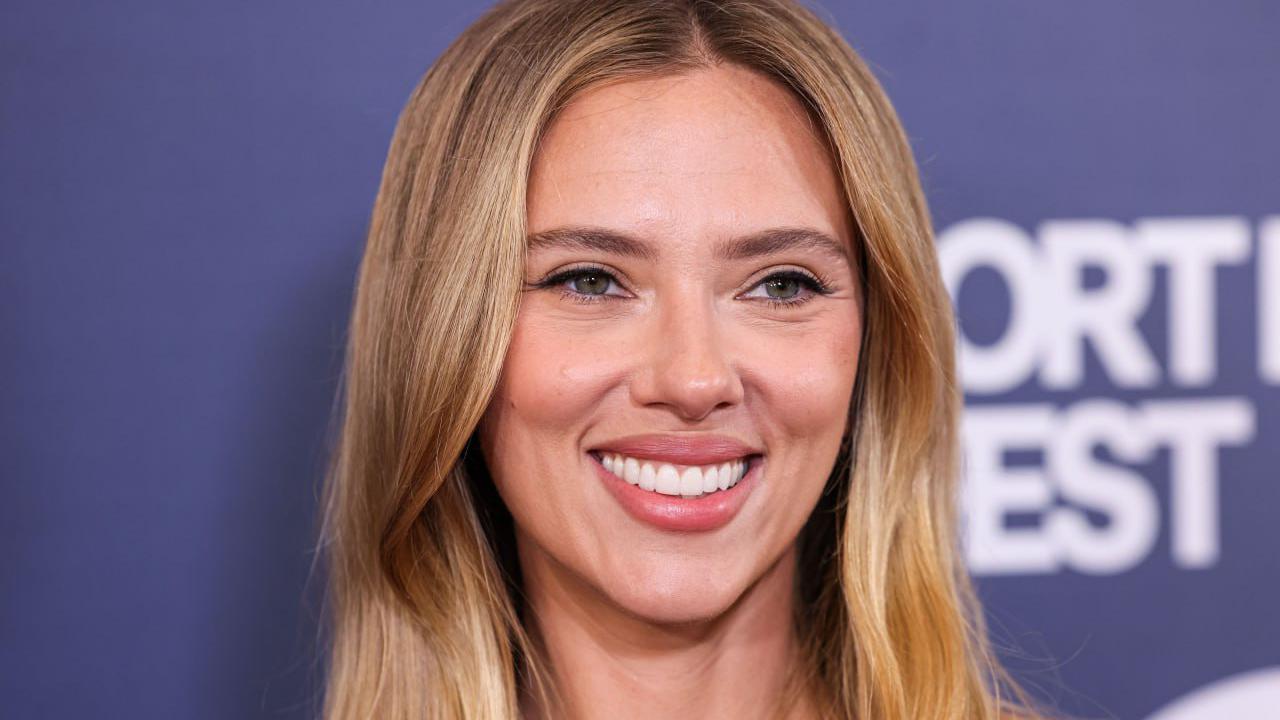 В сиквеле Бэтмена Мэтта Ривза может сыграть Скарлетт Йоханссон О том что актриса ведёт переговоры об участии в фильме пишет Variety Это может стать её первой ролью в кино по комиксам DC до этого в кинокомиксах она исполняла роль Чёрной вдовы Кого должна сыграть Йоханссон не говорят Съёмки стартуют весной 2026 года Роберт Паттинсон вернётся к роли Бэтмена а Женщина кошка в исполнении Зои Кравиц как пишет Variety в сиквеле не появится Rozetked Plus