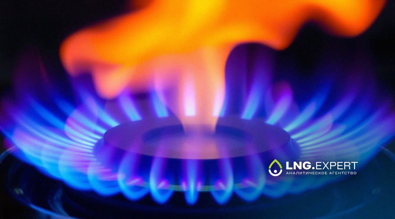 Россия за десять месяцев 2025 года снизила добычу газа на 3 3 По данным Росстата за январь октябрь 2025 года суммарная добыча природного и попутного нефтяного газа в России составила 540 3 млрд куб м что на 3 3 ниже показателя аналогичного периода 2024 года Об этом сообщает ТАСС Добыча природного газа в период с января по октябрь текущего года составила 456 1 млрд куб м 3 В октябре добыча достигла 51 7 млрд куб м 29 4 к сентябрю и 2 2 в годовом выражении Добыча попутного нефтяного газа в январе октябре сократилась на 4 4 до 84 2 млрд куб м Суммарная добыча газа в Уральском федеральном округе за десять месяцев составила 429 2 млрд куб м 4 3 к предыдущему году в Дальневосточном федеральном округе 43 2 млрд куб м 8 9 в Сибирском федеральном округе 38 8 млрд куб м 24 3 в Приволжском федеральном округе 15 6 млрд куб м 2 в Южном федеральном округе 9 2 млрд куб м 19 5 в Северо Западном федеральном округе 4 млрд куб м 3 8 в Северо Кавказском федеральном округе 214 млн куб м 12 3 пишет ТАСС В октябре объем выпуска сжиженного природного газа в России достиг 3 2 млн тонн показатель близкий к рекордному При этом производство СПГ в период с января по октябрь 2025 года составило 26 8 млн тонн 3 7 За январь октябрь 2025 года наибольшие объемы выпуска СПГ зафиксированы в Уральском федеральном округе 17 6 млн тонн 3 8 к предыдущему году и в Дальневосточном федеральном округе 8 3 млн тонн 2 5 При этом в Северо Западном федеральном округе производство СПГ упало на 57 до 0 83 млн тонн В остальных округах объемы производства СПГ оставались несущественными Больше новостей и информации на нашем сайте LNGexpert АналитическоеАгентство Газ СПГ Россия ПроизводствоСПГ ДобычаГаза ПриродныйГаз